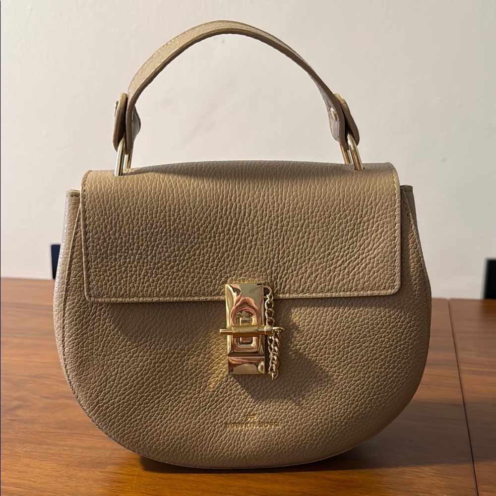 New WO Tags Roberta Rossi Milano Tan/Gold Shoulder Bag with Saddle Silhouette